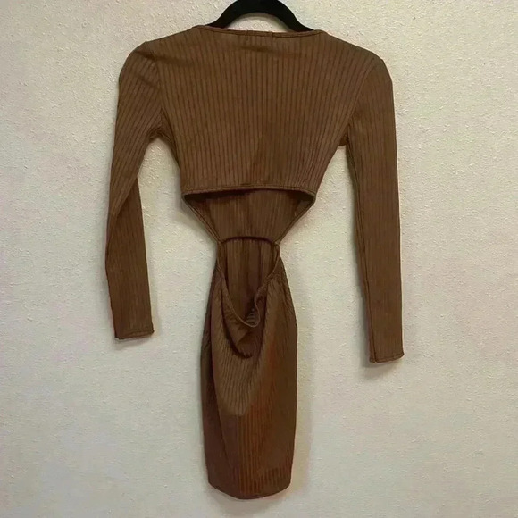 Brand new! PRETTYLITTLETHING Women’s Ribbed Dress w/ back cut out - Picture 5 of 9